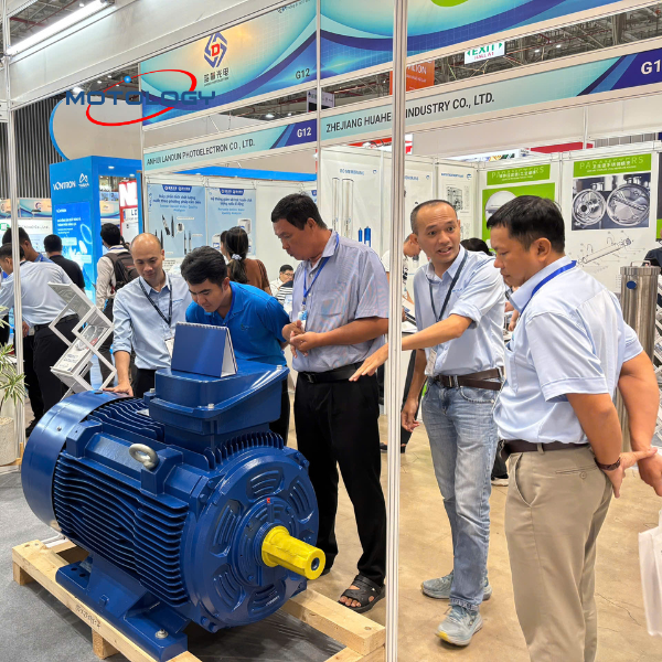 Động cơ điện Motology tư vấn thông tin chi tiết về động cơ điện đến khách tham quan