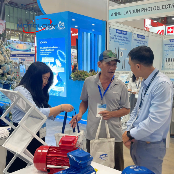 Động cơ điện Motology tặng quà tri ân đến khách hàng tham quan gian hàng 